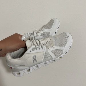 Womens on cloud running shoes